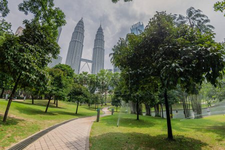 Foto de Parque y Kuala Lumpur rascacielos en el día soleado. Torres gemelas en el centro de KL. - Imagen libre de derechos