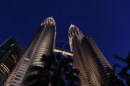 Foto de Torres gemelas en el centro de KL. Rascacielos por la noche - Imagen libre de derechos