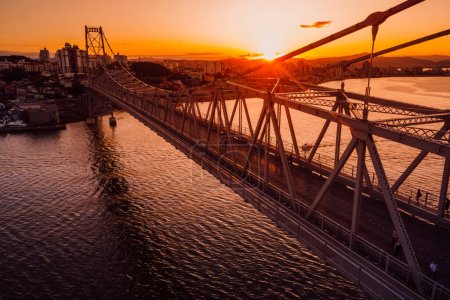 Téléchargez les photos : Pont de câble Hercilio luz avec lumière du coucher du soleil à Florianopolis, Brésil. Vue aérienne - en image libre de droit