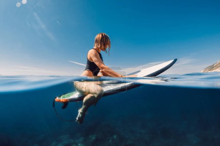 Foto de Chica surfista en bikini sexy en tabla de surf. Deportes acuáticos estilo de vida y vacaciones de verano - Imagen libre de derechos