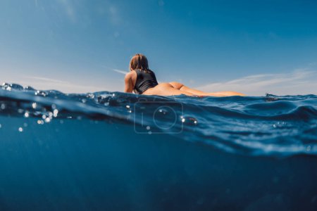 Foto de Hermosa chica de surf en bikini sexy con tabla de surf. Estilo de vida del deporte acuático en vacaciones de verano - Imagen libre de derechos