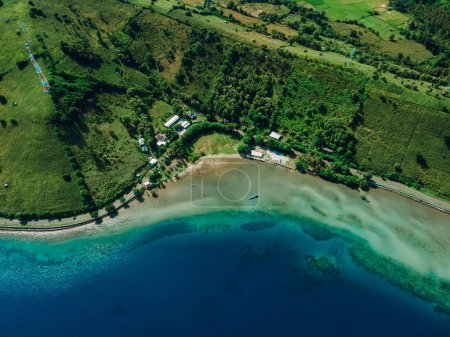Téléchargez les photos : Vue aérienne du littoral océanique avec route à Sumbawa - en image libre de droit