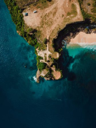 Téléchargez les photos : Vue aérienne de la plage avec rocher pittoresque et océan à Bali. Vue du dessus - en image libre de droit