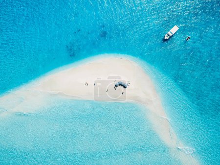 Von oben nach unten Luftaufnahme der Sandbank-Insel des Seestück-Atolls auf den Malediven