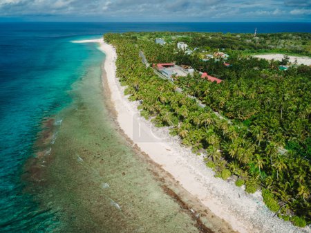 Foto de Maldivas isla playa tropical con palmeras. Banner tropical. Vista aérea - Imagen libre de derechos