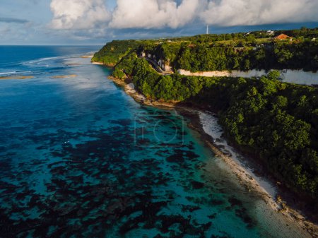 Téléchargez les photos : Côte océanique avec route dans les rochers sur Bali. Vue aérienne près de la plage de Pandawa - en image libre de droit