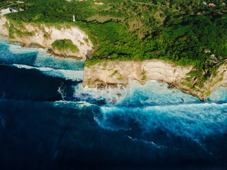 Foto de Vista aérea de la costa con acantilados rocosos, océano con olas y faro - Imagen libre de derechos