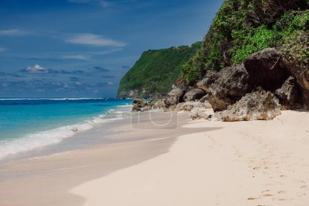 Téléchargez les photos : Plage de sable de luxe à Bali avec océan turquoise. Plage populaire Melasti - en image libre de droit