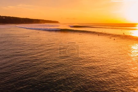 Foto de Vista aérea de las mejores olas de surf al atardecer. Perfecto oleaje y surfistas en la ola en Bali - Imagen libre de derechos