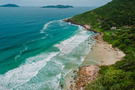 Téléchargez les photos : Côtes pittoresques avec montagnes et océan bleu avec vagues au Brésil. Vue aérienne - en image libre de droit