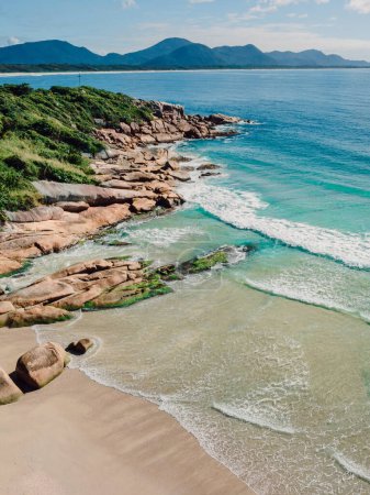 Foto de Playa con rocas y océano azul transparente en Brasil. Vista aérea de la playa tropical en Florianopolis - Imagen libre de derechos