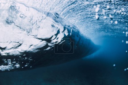 Foto de Saluda bajo el agua. Océano azul en el agua. Surf onda barril - Imagen libre de derechos