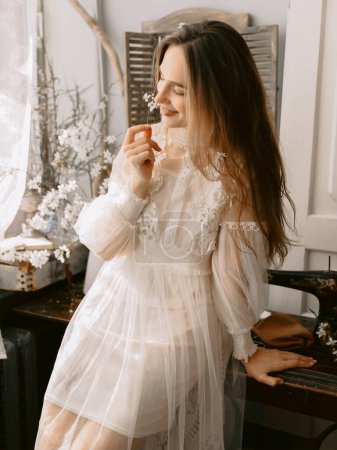 Téléchargez les photos : Jolie femme mignonne, portant une robe pastel de style vintage. - en image libre de droit