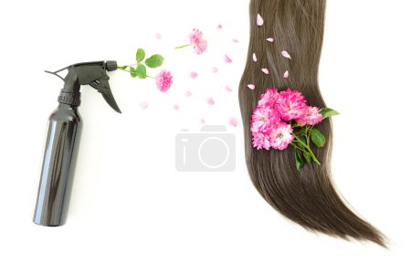 Téléchargez les photos : Outil de coiffure pour coiffure sur fond blanc. Composition beauté. Pose plate - en image libre de droit