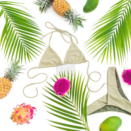 Téléchargez les photos : Concept vacances vacances. Fruits tropicaux avec feuilles de palmier et bikini sur fond blanc. Couché plat, vue du dessus. - en image libre de droit