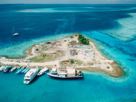 Téléchargez les photos : Dump île et port de plaisance aux Maldives. Vue aérienne de la pollution par les déchets plastiques - en image libre de droit