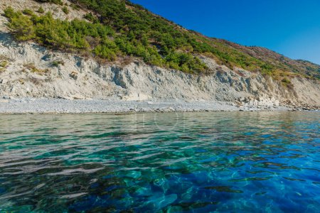 Foto de Costa panorámica del mar Mediterráneo. Vista de la costa desde el barco - Imagen libre de derechos