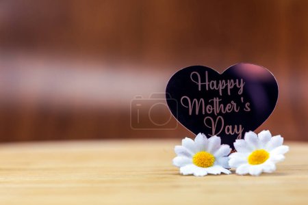 glückliche Muttertagstextzeichen mit weißen Gänseblümchen auf braunem rustikalem Holzgrund. Grußkarte Konzept. sinnlich zartes Frauenbild. Frühlingsblumen flach legen Platz für Text