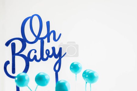Téléchargez les photos : Fond de l'annonce de grossesse avec texte Oh Baby in blue. Carte de vœux, invitation à la douche bébé, naissance bébé, isolé sur fond blanc Espace de copie concept nouveau-né - en image libre de droit