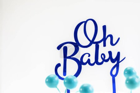 Téléchargez les photos : Fond de l'annonce de grossesse avec texte Oh Baby in blue. Carte de vœux, invitation à la douche bébé, naissance bébé, isolé sur fond blanc Espace de copie concept nouveau-né - en image libre de droit