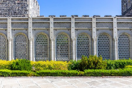 Foto de Claustros y arcos calados tallados en piedra blanca con ornamentos árabes en el patio del castillo de Akhaltsikhe (Rabati), Georgia. - Imagen libre de derechos