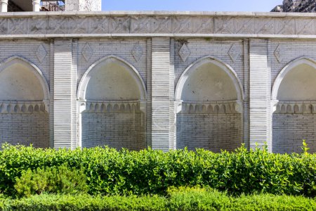 Foto de Claustros y arcos tallados en piedra blanca con ornamentos árabes en el patio del castillo de Akhaltsikhe (Rabati), Georgia. - Imagen libre de derechos