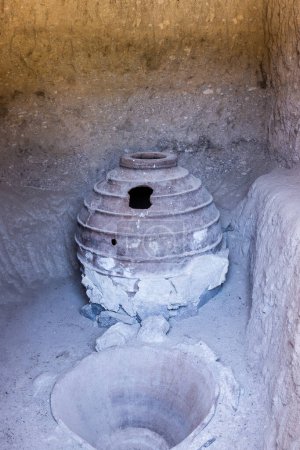 Foto de Clay amphora in a stone floor excavated in a wine cellar in Vardzia Cave monastery complex, Georgia. - Imagen libre de derechos