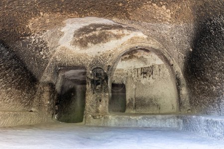 Foto de Stone chamber in Vardzia cave monastery complex in Georgia, inside view of a dwelling carved in underground medieval city. - Imagen libre de derechos