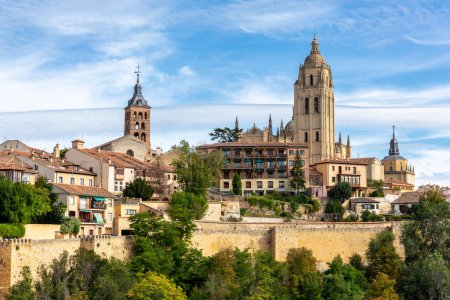 Segovia, España skyline con Catedral de Segovia en la parte superior, iglesias, arquitectura medieval, edificios residenciales y murallas de la ciudad.