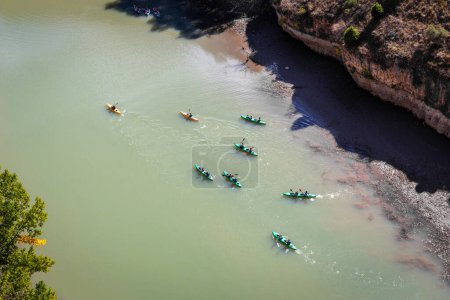 Téléchargez les photos : Réserve naturelle Hoces del Rio Duraton (Parque Natural de las Hoces del Rio Duraton) avec falaises verticales en calcaire, eau bleue et kayaks colorés flottant. - en image libre de droit