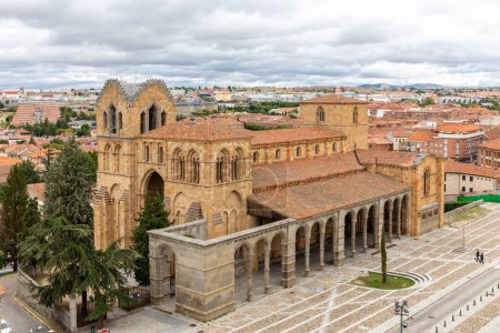 Foto de Avila (España) paisaje urbano con Basílica de San Vicente arquitectura románica edificio de la iglesia, vista aérea. - Imagen libre de derechos