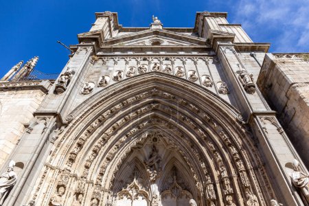 Foto de Puerta de los Leones, ricamente decorada fachada gótica tallada de la Catedral de Toledo (Catedral Primaria de Santa María de Toledo), que representa la Asunción de la Virgen. - Imagen libre de derechos