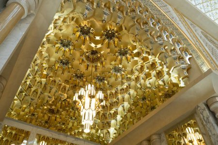 Téléchargez les photos : Abu Dhabi, EAU, 08.02.20. Muqarnas dorés voûtant avec de riches ornements islamiques et lustre dans le palais présidentiel des Émirats arabes unis Qasr Al Watan à Abu Dhabi. - en image libre de droit