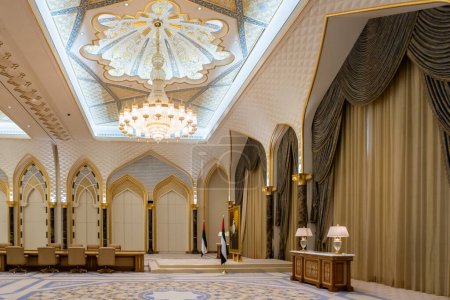 Foto de Abu Dhabi, EAU, 08.02.2020. Emiratos Árabes Unidos Palacio Presidencial Qasr Al Watan, vista interior de la sala de recepción con impresionante arte árabe y de lujo. - Imagen libre de derechos