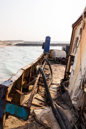 Téléchargez les photos : Pont détruit et rouillé d'un cargo avec vieux pont, machines et équipements, échoué sur la plage d'Al Hamriyah à Umm Al Quwain, Émirats arabes unis. - en image libre de droit