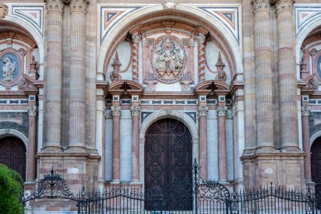Die Kathedrale von Málaga von vorne mit dem majestätischen Haupteingang. Mittelalterliche römisch-katholische Kirche im Renaissancestil mit barocker Fassade mit Bögen und Portalen. Malaga, Andalusien, Spanien.