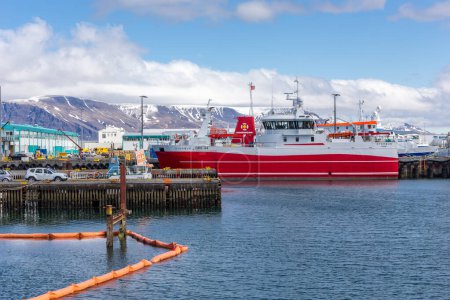 Foto de Reikiavik, Islandia, 14.05.22. Buque pesquero Stormur GR 6-44 atracado en Old Harbor en Reykjavik, con montañas nevadas e infraestructura portuaria en el fondo. - Imagen libre de derechos