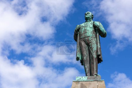 Téléchargez les photos : Reykjavik, Islande, 14.05.22. Statue du savant et leader de l'indépendance Jon Sigurdsson par Einar Jonsson sur la place Austurvollur, contre le ciel bleu. - en image libre de droit