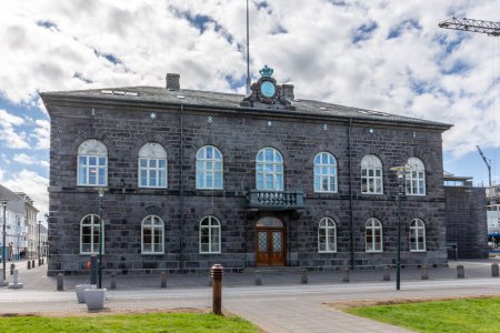 L'Althingishus (Parlement) sur la place Austurvollur, Reykjavik, Islande.