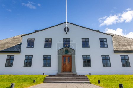 Das Kabinett Islands und das Amtsgebäude des Premierministers in Reykjavik, Island, symmetrische Ansicht.