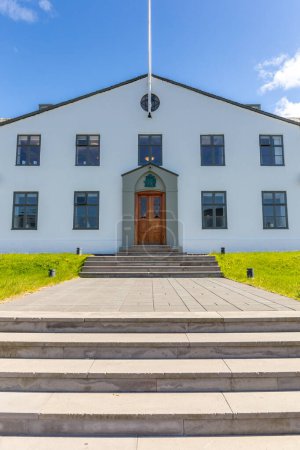 Das Kabinett Islands und das Amtsgebäude des Premierministers in Reykjavik, Island, symmetrische Ansicht.