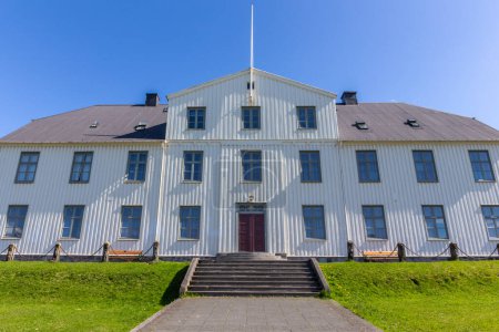 Menntaskolinn (MR, Reykjavik Junior College) High School Gebäude in Reykjavik, Island, symmetrische Ansicht.