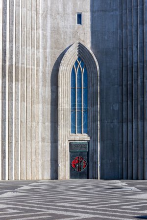 Téléchargez les photos : Reykjavik, Islande, 14.05.22. Entrée principale de l'église Hallgrimskirkja portes métalliques avec portail en verre teinté arc. - en image libre de droit