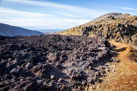 Lavafeld des Vulkans Fagradalsfjall mit gefrorener Basaltlava, die nach einem Ausbruch und dampfenden Schloten entstand, Island.