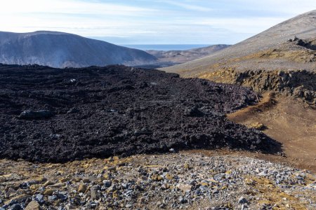 Lavafeld des Vulkans Fagradalsfjall mit gefrorener Basaltlava, die nach einem Ausbruch und dampfenden Schloten entstand, Island.