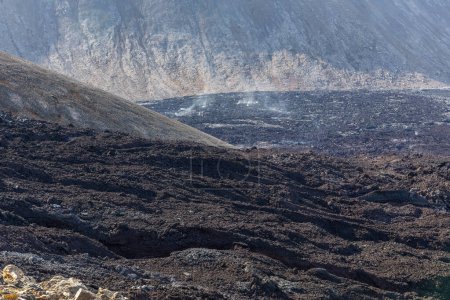 Champ de lave volcanique de Fagradalsfjall avec lave basaltique gelée créée après éruption et évents fumants, Islande.