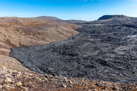 Campo de lava del volcán Fagradalsfjall con lava basáltica congelada creada después de la erupción y respiraderos humeantes, Islandia.