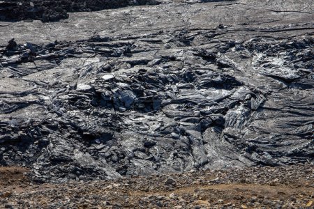 Lave de basalte noire fondue au champ de lave du volcan Fagradalsfjall créé après éruption, Islande.