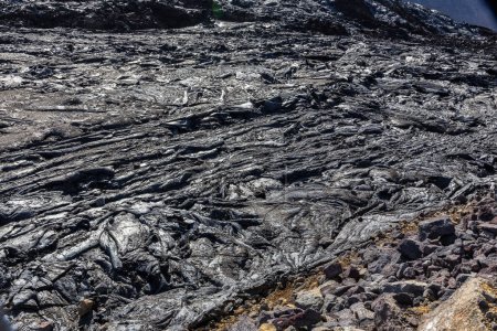 Lave de basalte fondue au volcan Fagradalsfjall champ de lave créé après éruption, Islande, vue rapprochée.