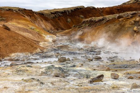 Seltun Geothermal Area in Krysuvik, Landschaft mit dampfenden heißen Quellen und orangefarbenem Schwefelboden, Island.